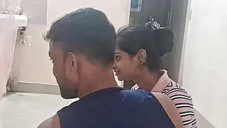 Genç Hintli Kız Islak Vajinası İçin Penise Çok İhtiyaç Duyuyor!