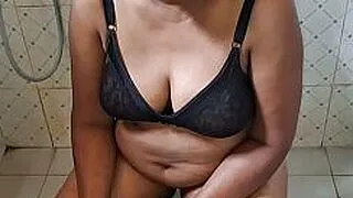 亚洲熟女女佣浴室需要人