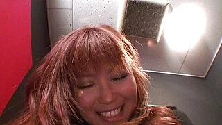 棕发亚洲妓女炫耀她湿润甜美的阴户