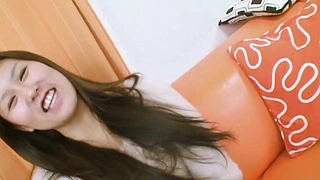 拥有一头乌黑秀发的漂亮亚裔女孩福岛渚去那男人家给他取暖。