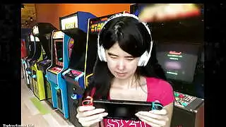 亚洲游戏女孩上身赤裸